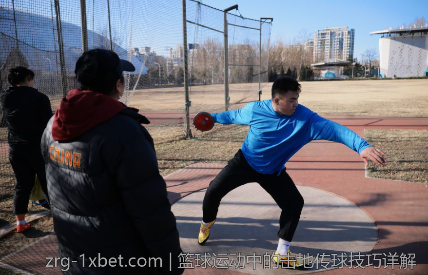 篮球运动中的击地传球技巧详解